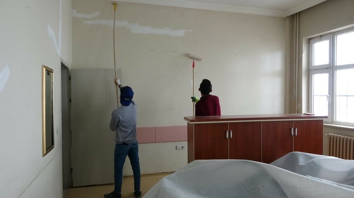 Hakkari'de fedakar öğretmen ve öğrenciler köy okulunu onardı