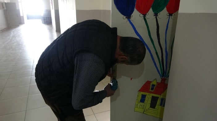 Hakkari'de fedakar öğretmen ve öğrenciler köy okulunu onardı