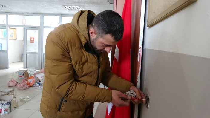Hakkari'de fedakar öğretmen ve öğrenciler köy okulunu onardı