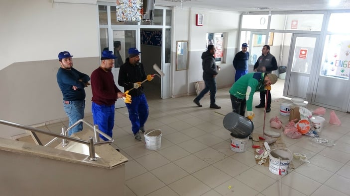 Hakkari'de fedakar öğretmen ve öğrenciler köy okulunu onardı