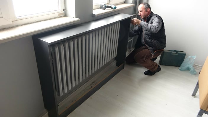 Hakkari'de fedakar öğretmen ve öğrenciler köy okulunu onardı