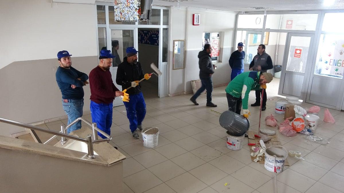 Hakkari&#039;de fedakar öğretmen ve öğrenciler köy okulunu onardı