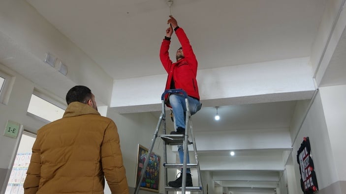 Hakkari'de fedakar öğretmen ve öğrenciler köy okulunu onardı