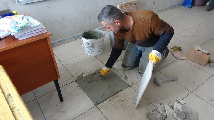 Hakkari'de fedakar öğretmen ve öğrenciler köy okulunu onardı