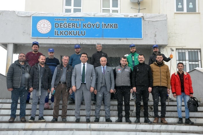 Hakkari'de fedakar öğretmen ve öğrenciler köy okulunu onardı