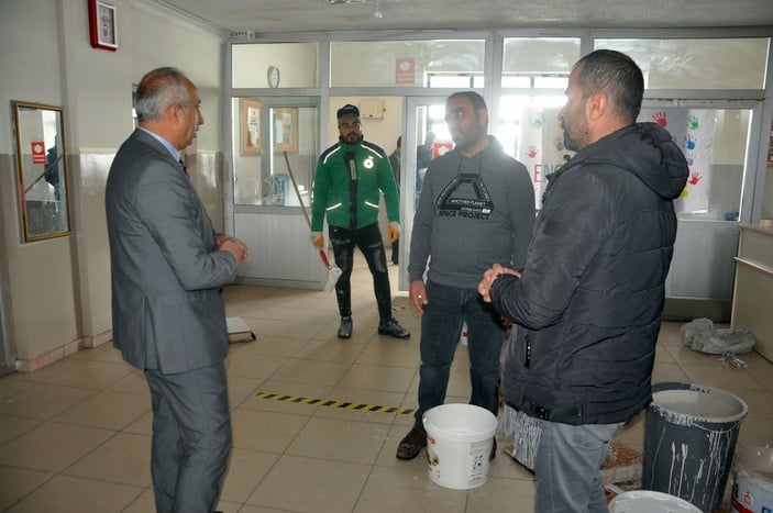 Hakkari'de fedakar öğretmen ve öğrenciler köy okulunu onardı