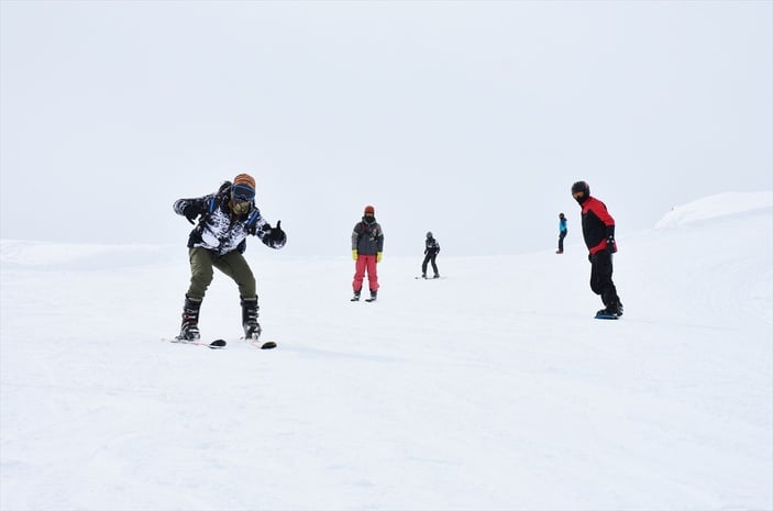 Hakkari'deki kayak merkezinde hafta sonu yoğunluğu yaşandı