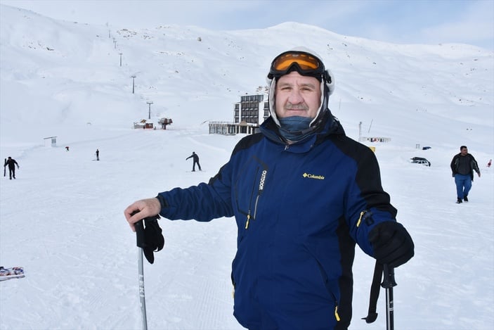 Hakkari'deki kayak merkezinde hafta sonu yoğunluğu yaşandı