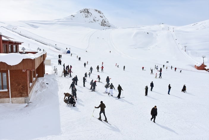 Hakkari'deki kayak merkezinde hafta sonu yoğunluğu yaşandı