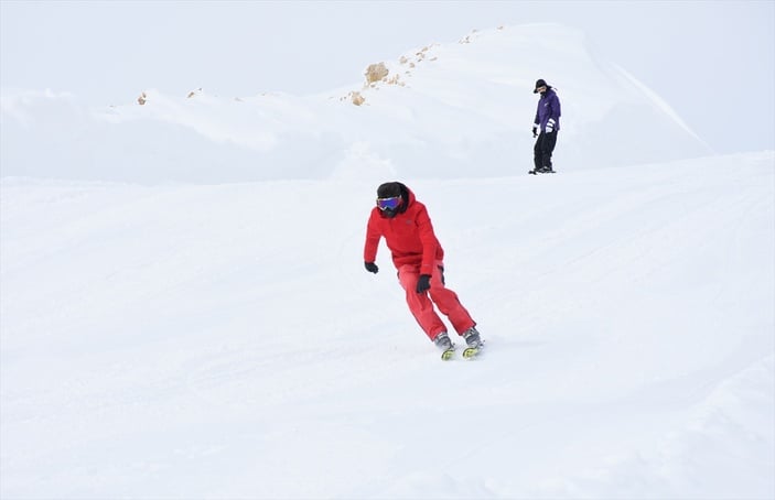 Hakkari'deki kayak merkezinde hafta sonu yoğunluğu yaşandı
