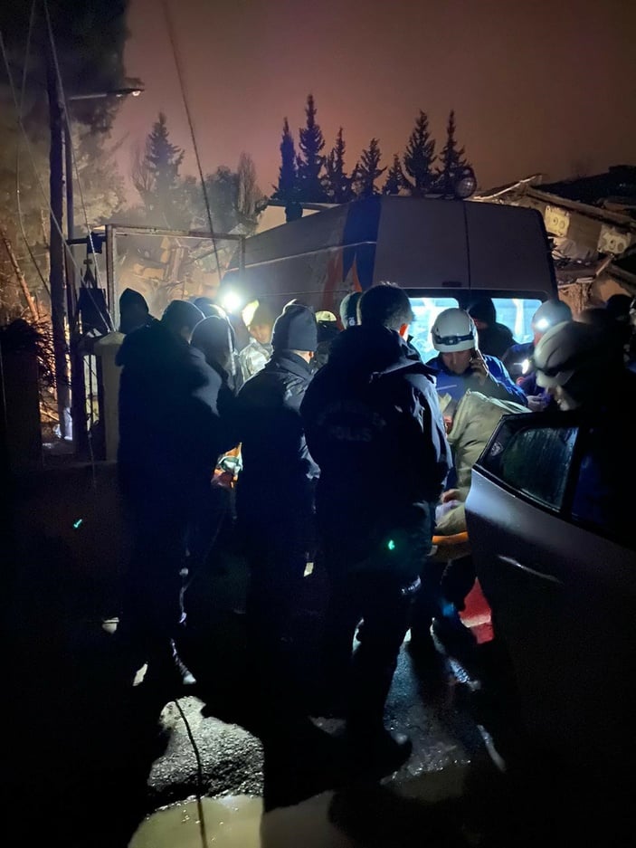 Hatay'da 3 yaşındaki kız çocuğu enkazdan böyle çıkarıldı