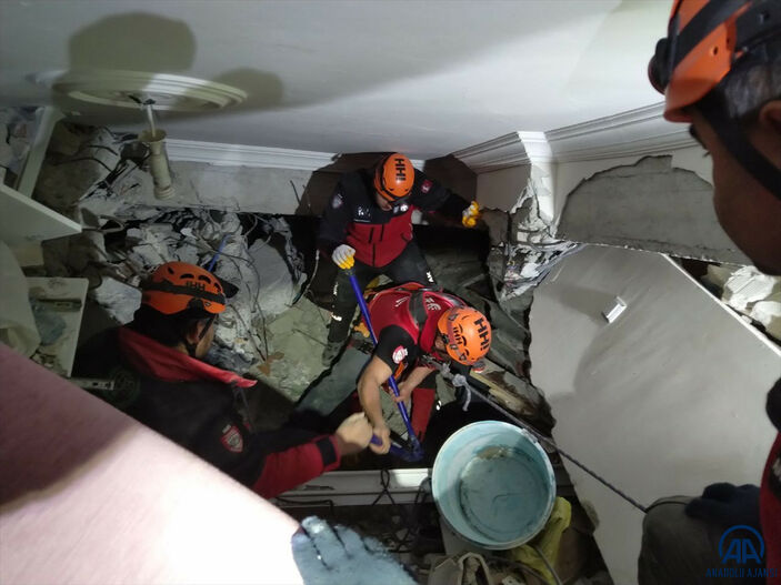 Hatay'da arama kurtarma ekibinin hikayeleri, birbirini tanımayan komşular enkaz altında tanıştı