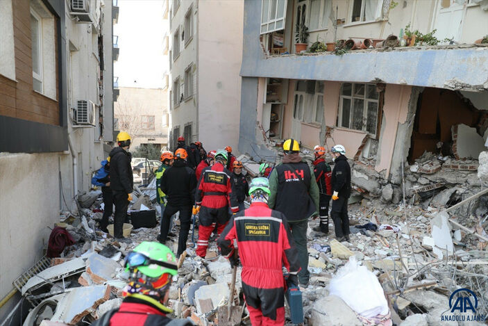 Hatay'da arama kurtarma ekibinin hikayeleri, birbirini tanımayan komşular enkaz altında tanıştı