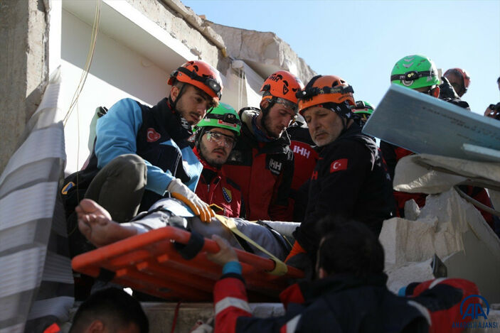 Hatay'da arama kurtarma ekibinin hikayeleri, birbirini tanımayan komşular enkaz altında tanıştı