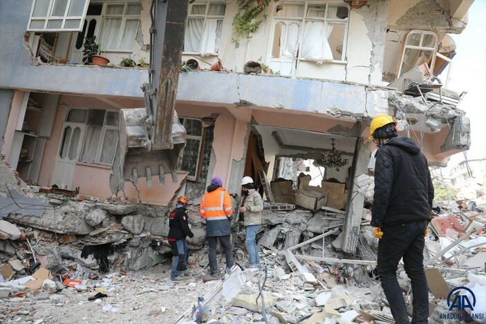 Hatay'da arama kurtarma ekibinin hikayeleri, birbirini tanımayan komşular enkaz altında tanıştı
