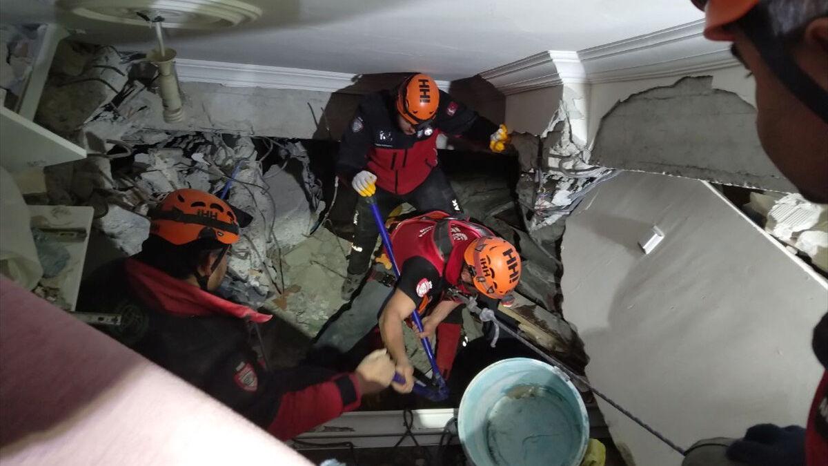 Hatay&#039;da arama kurtarma ekibinin hikayeleri, birbirini tanımayan komşular enkaz altında tanıştı