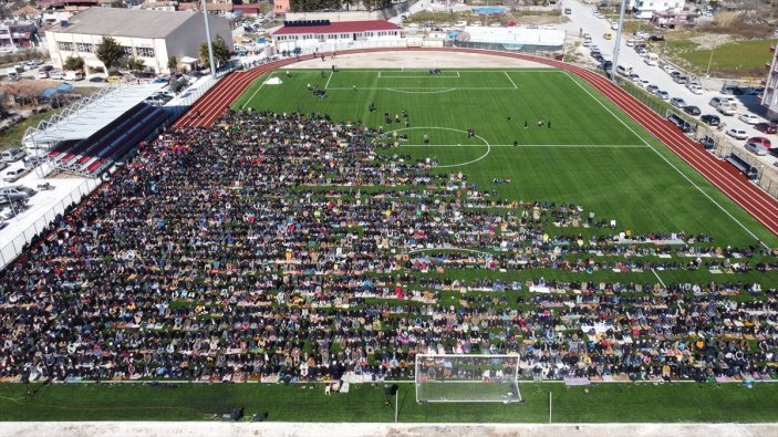 Hatay'da depremde hayatını kaybedenler için gıyabi cenaze namazı kılındı