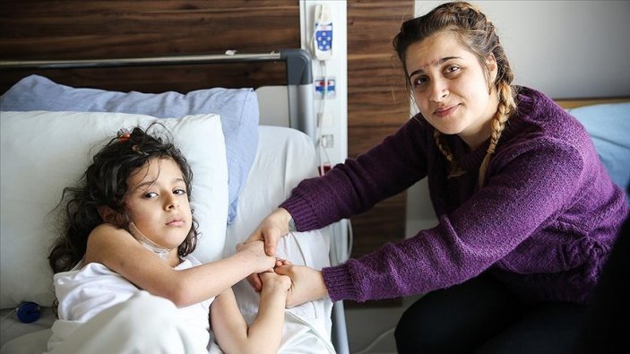 Hatay'da enkazdan kurtarılan kadın, iyileşir iyileşmez kızına koştu