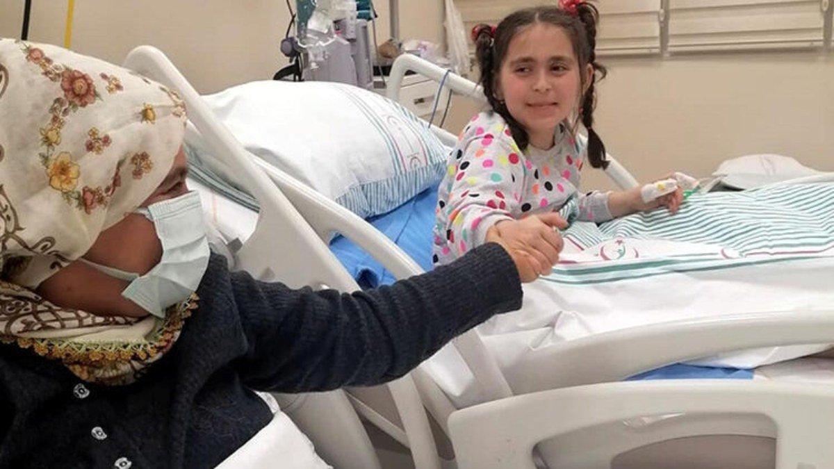 Hatay&#039;da enkazın ayırdığı anne - kız günler sonra bir araya geldi