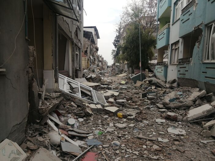 Hatay'da yerle bir olan mahalleyi gezen muhtar: Evlerini korumam lazım