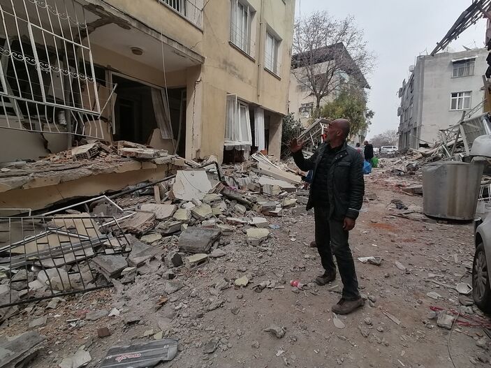 Hatay'da yerle bir olan mahalleyi gezen muhtar: Evlerini korumam lazım