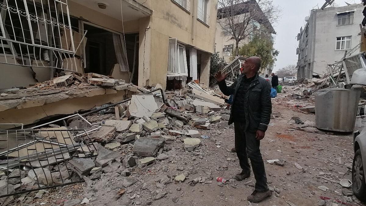 Hatay'da yerle bir olan mahalleyi gezen muhtar: Evlerini korumam lazım