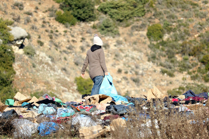 Hatay'da yol kenarına yardım kıyafetlerini attılar