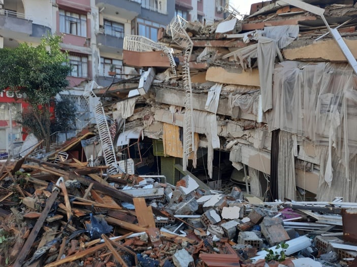 Hatay'daki deprem sonrası enkaz altında kalan adam konuştu, Hatay haritadan silindi.