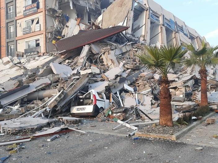 Hatay'daki deprem sonrası enkaz altında kalan adam konuştu, Hatay haritadan silindi.