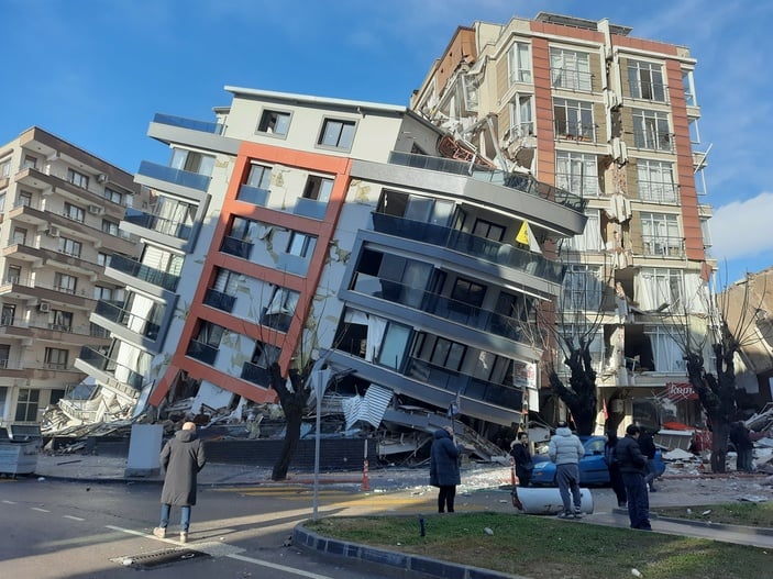Hatay'daki deprem sonrası enkaz altında kalan adam konuştu, Hatay haritadan silindi.