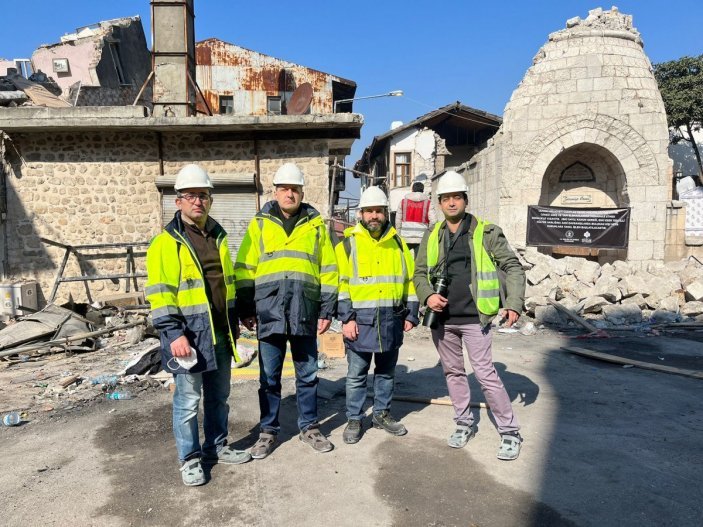 Hatay'ın depremde zarar gören tarihi yapıları inceliyorlar