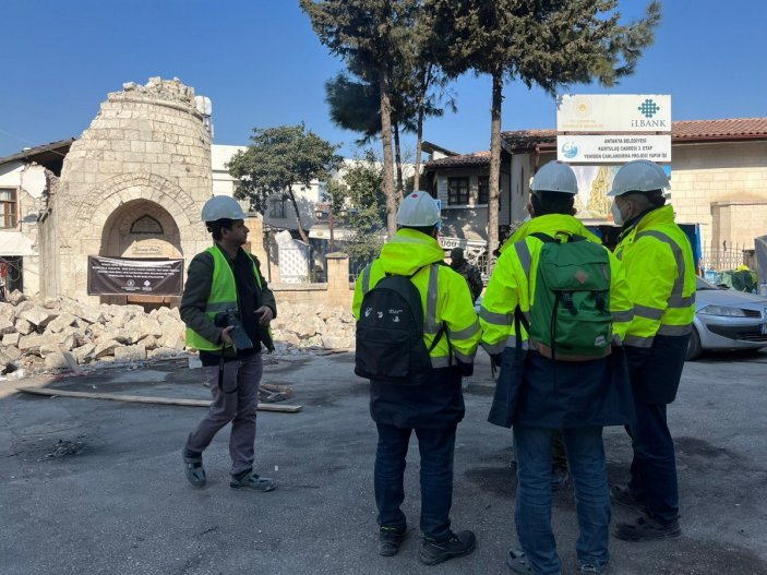 Hatay'ın depremde zarar gören tarihi yapıları inceliyorlar