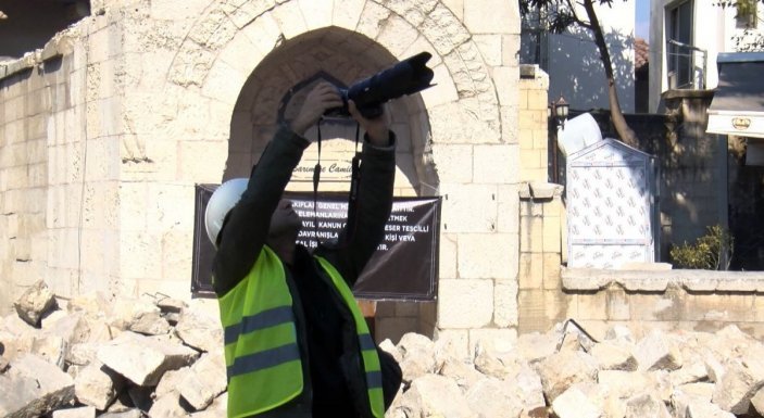 Hatay'ın depremde zarar gören tarihi yapıları inceliyorlar