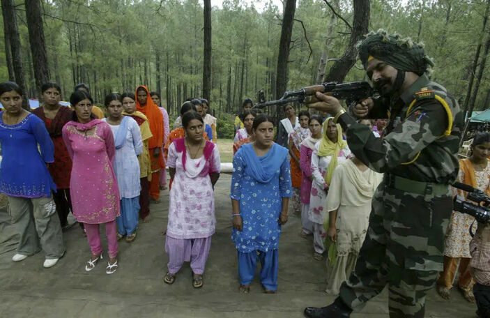 Hindistan, Cammu Keşmir'deki milisleri yeniden silahlandırıyor
