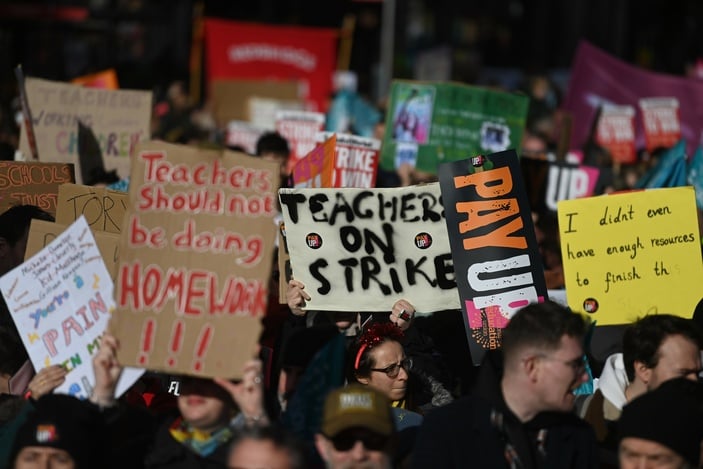 İngiltere'de yarım milyon kişi sokağa indi