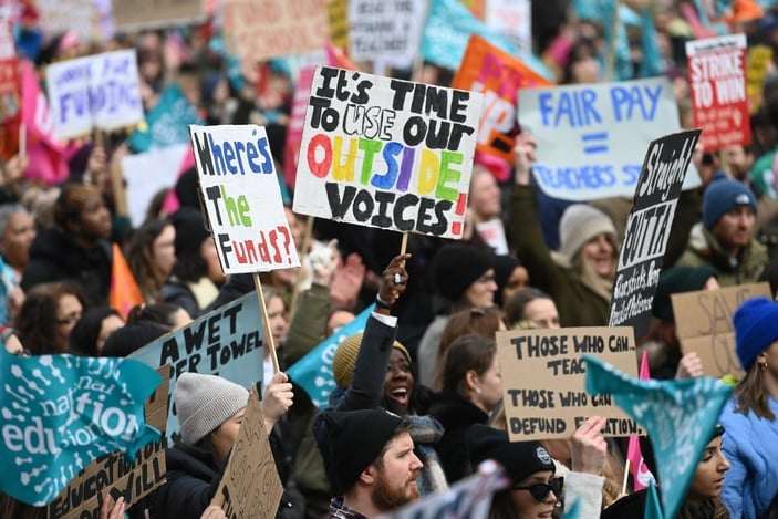 İngiltere'de yarım milyon kişi sokağa indi