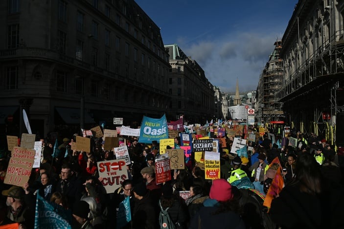 İngiltere'de yarım milyon kişi sokağa indi