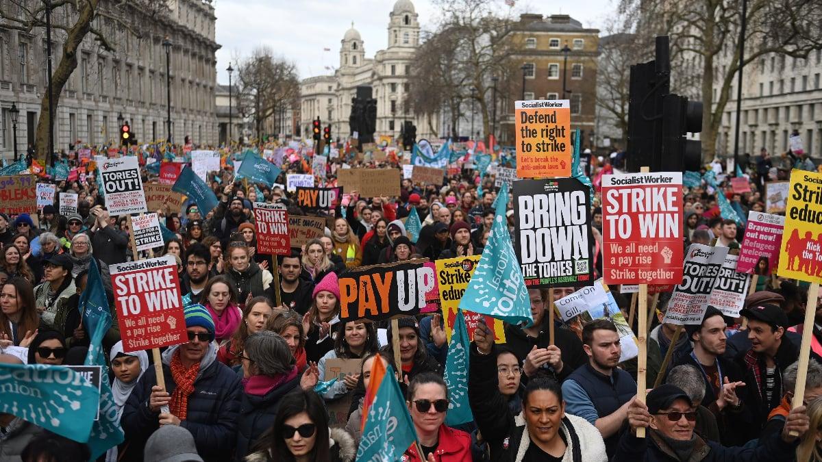 İngiltere'de yarım milyon kişi sokağa indi