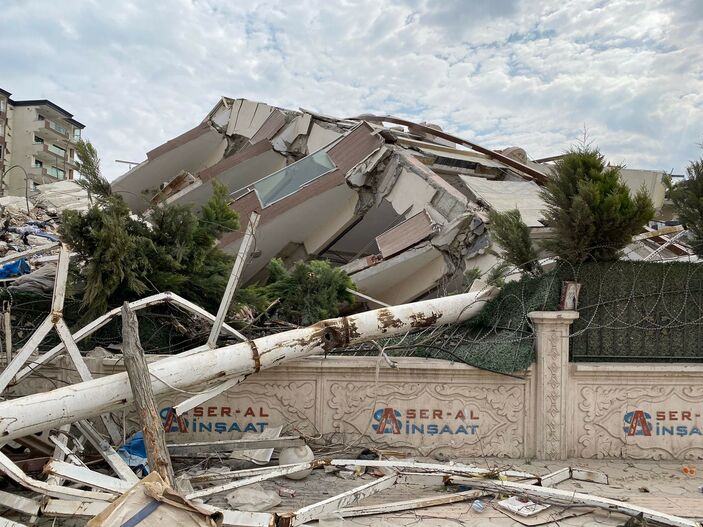 İskenderun’da kendi yaptığı evleri yıkılmayan müteahhidin, Antakya’da satın aldığı ev yerle bir oldu