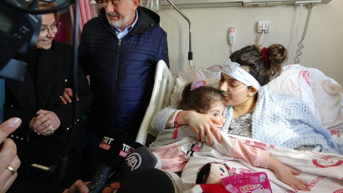 Isparta&#039;da depremzede anneyle kızının duygusal buluşması