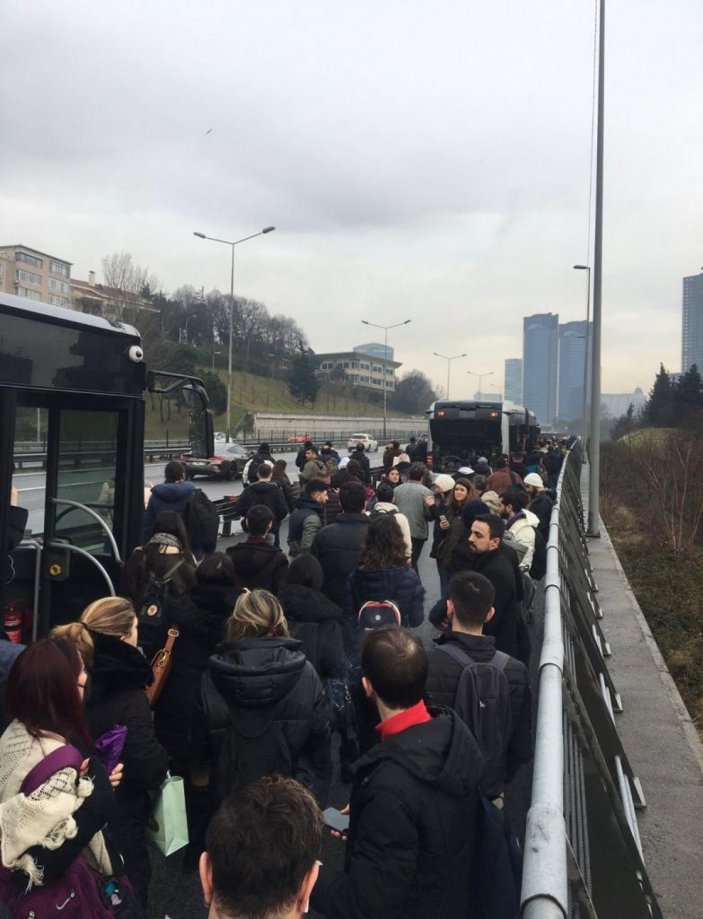 İstanbul'da metrobüs çilesi: Vatandaşlar tehlikeli yolda yürümek zorunda kaldı