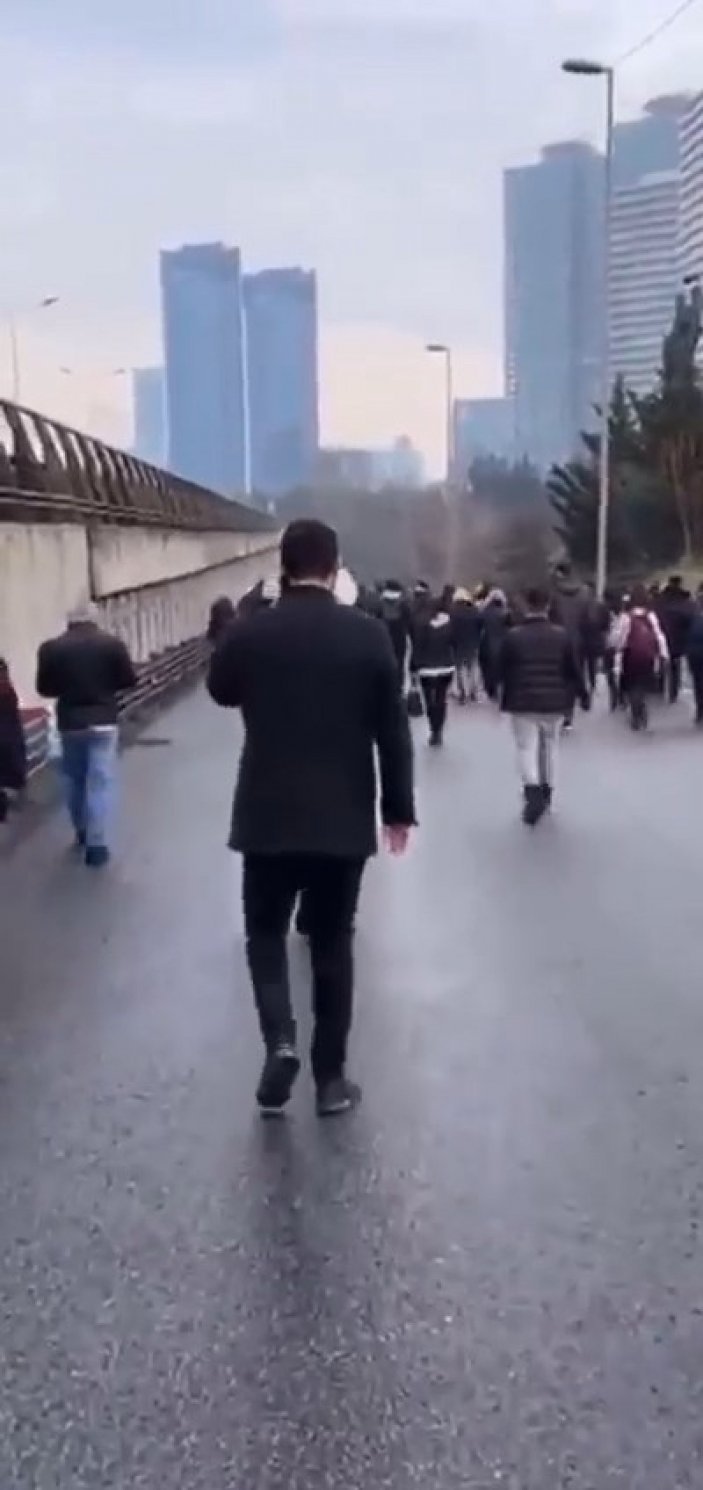 İstanbul'da metrobüs çilesi: Vatandaşlar tehlikeli yolda yürümek zorunda kaldı