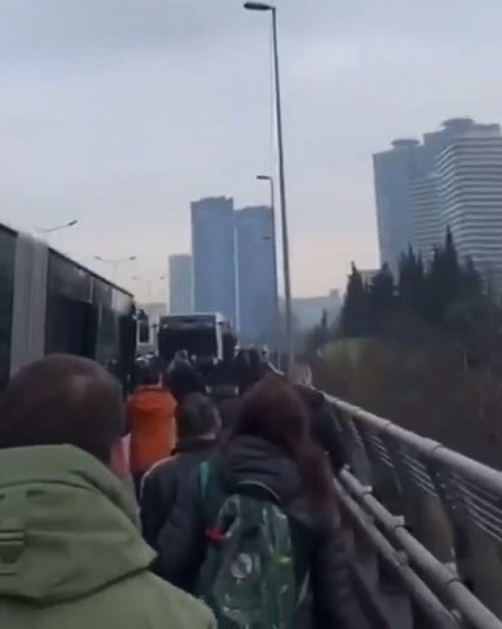 İstanbul'da metrobüs çilesi: Vatandaşlar tehlikeli yolda yürümek zorunda kaldı