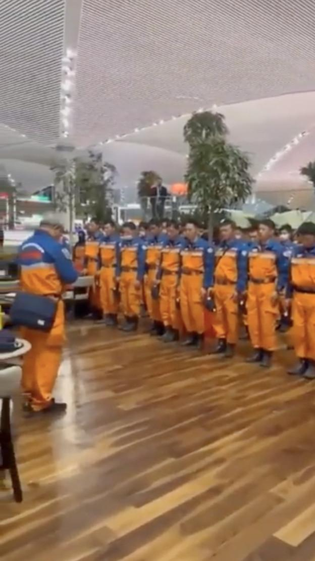 Japon kurtarma ekibinin duygulandıran vedası