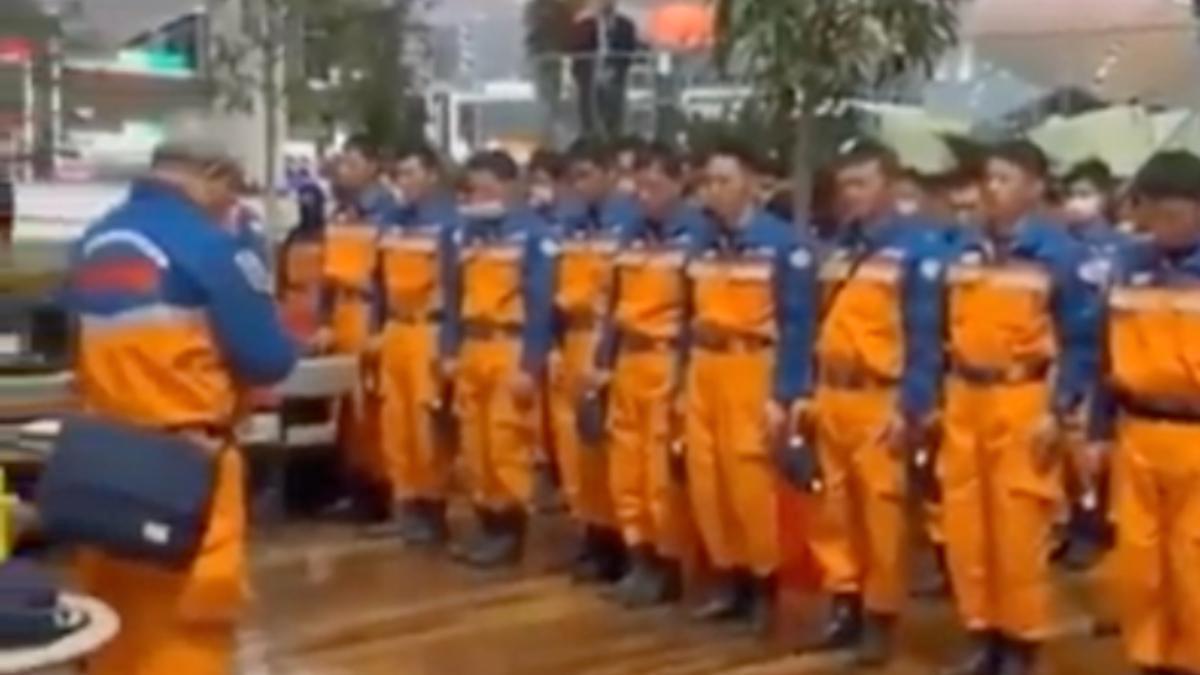 Japon kurtarma ekibinin duygulandıran vedası