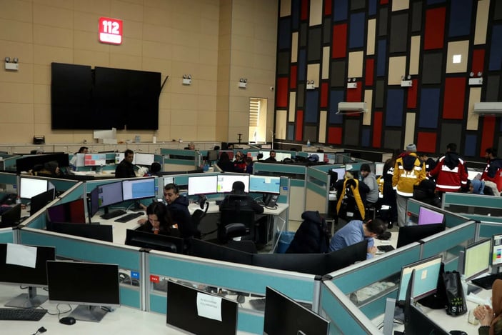 Kahramanmaraş'ta 112 ekibi hasar gören binada görevini yapıyor