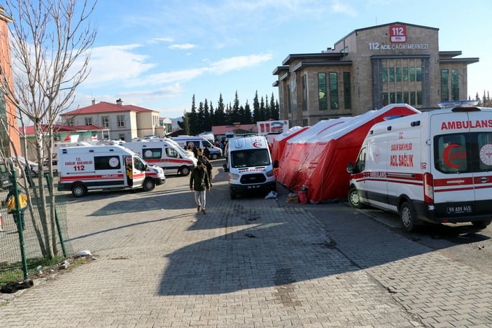 Kahramanmaraş'ta 112 ekibi hasar gören binada görevini yapıyor