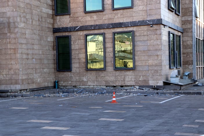 Kahramanmaraş'ta 112 ekibi hasar gören binada görevini yapıyor