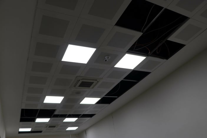 Kahramanmaraş'ta 112 ekibi hasar gören binada görevini yapıyor