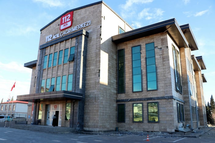 Kahramanmaraş'ta 112 ekibi hasar gören binada görevini yapıyor